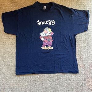 Sneezy Tshirt Size XL❤️